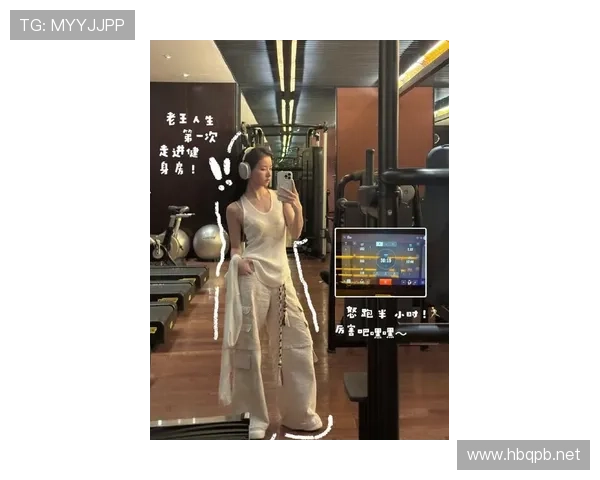 王欣瑜休息日竟然把豪宅厨房弄成了迷你健身房，这日常反差我服了