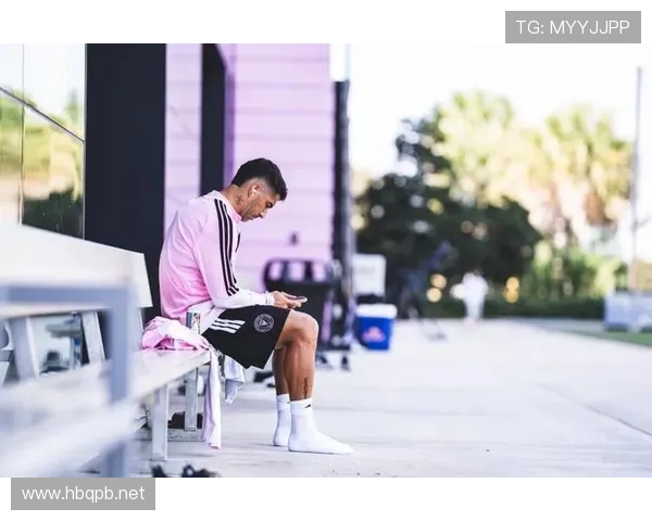 苏亚雷斯训练完回家路上顺手买了辆超跑，说是为了奖励自己今天没咬人