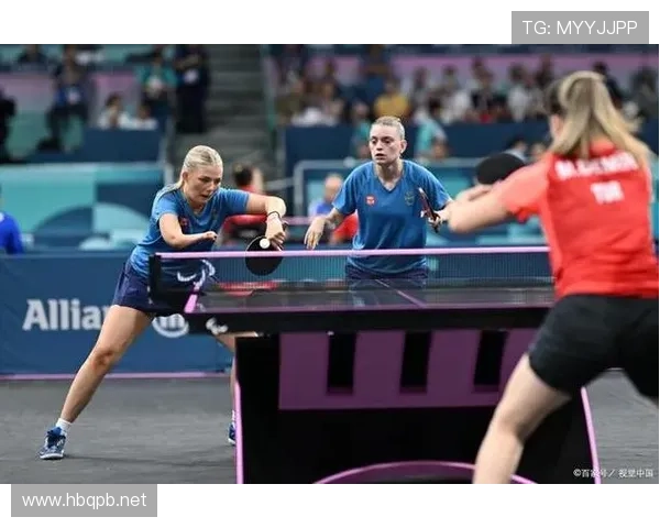 规则拆解型：足球比赛中交换场地的触发条件和执行规则是什么？